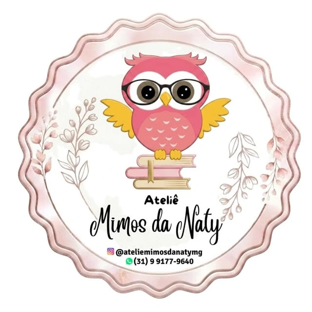 Selo do Ateliê Mimos da Naty, com uma coruja rosa de óculos sobre livros e flores em traço fino